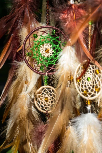 Attrape-rêves fait à la main avec des fils de plumes et des perles corde suspendue — Photo