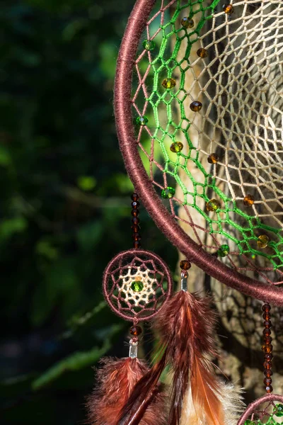 Acchiappasogni fatto a mano con fili di piume e perline appeso corda — Foto Stock