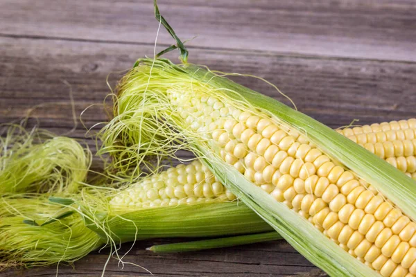 Frischer Mais auf Kolben auf rustikalem Holztisch, Nahaufnahme — Stockfoto