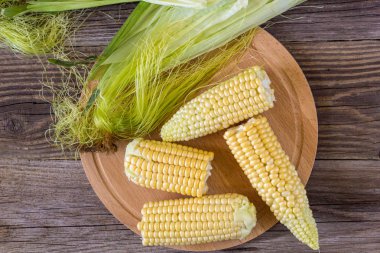Taze mısır koçanı rustik ahşap masa, tatlı, üstten görünüm, kopya alanı üzerinde
