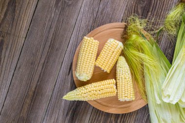 Taze mısır koçanı rustik ahşap masa, tatlı, üstten görünüm, kopya alanı üzerinde