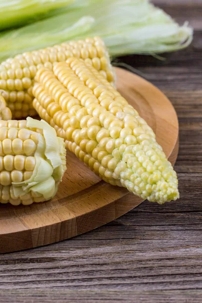 Fresh corn on cobs on rustic wooden table, closeup — Stock Photo, Image
