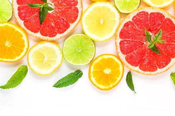 Citrus potravin vzor na bílém podkladu - různé citrusových plodů s lístky máty. Izolované na bílém pozadí — Stock fotografie