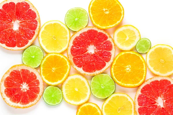 Draufsicht auf Zitrusfruchtscheiben isoliert auf weißem Hintergrund — Stockfoto