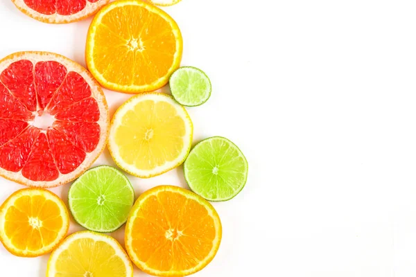 Vista superior de fatias de frutas cítricas isoladas no fundo branco — Fotografia de Stock