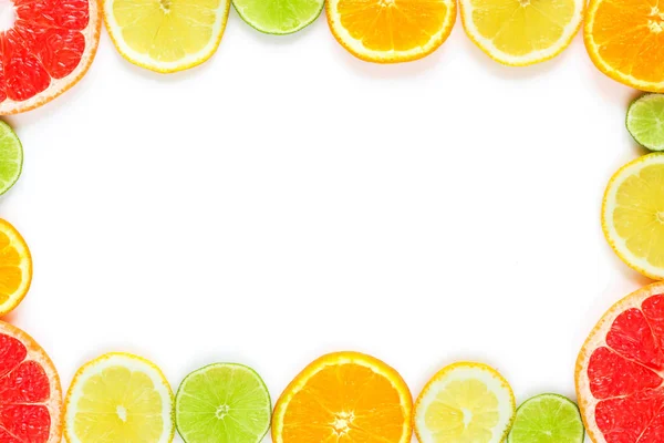 Рамка с ломтиком апельсинов, лимонов, лаймов, грейпфрутовый узор изолированы на белом фоне. Плоский лежал — стоковое фото