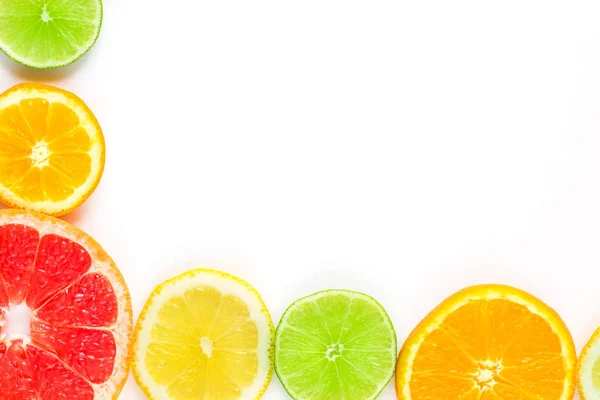 Рамка с ломтиком апельсинов, лимонов, лаймов, грейпфрутовый узор изолированы на белом фоне. Плоский лежал — стоковое фото