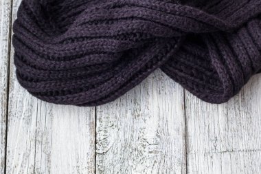 Beyaz ahşap arka planda boşaltmak ile örgü bölümü