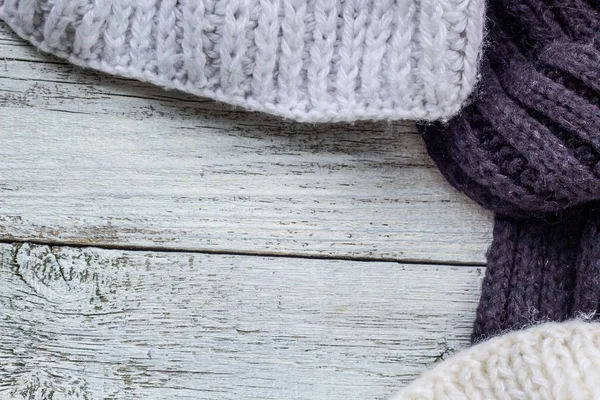 Beyaz ahşap arka plan üzerinde elbise örgü parça