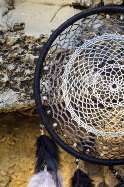 El yapımı rüya yakalayıcı iple asılı tüyler konu ve boncuk