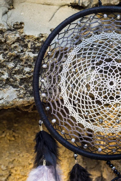 El yapımı rüya yakalayıcı iple asılı tüyler konu ve boncuk