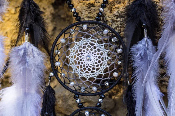 El yapımı rüya yakalayıcı iple asılı tüyler konu ve boncuk