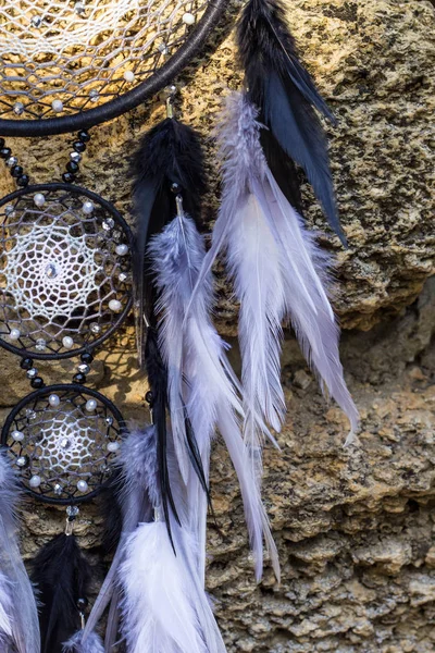 El yapımı rüya yakalayıcı iple asılı tüyler konu ve boncuk
