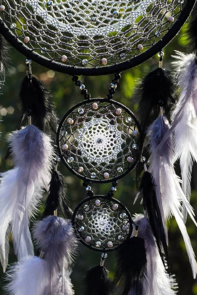 El yapımı rüya yakalayıcı iple asılı tüyler konu ve boncuk