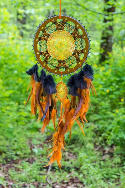 Dreamcatcher készült kötelek, gyöngyök, tollak, bőr — Stock Fotó