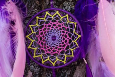 El yapımı rüya yakalayıcı iple asılı tüyler konu ve boncuk