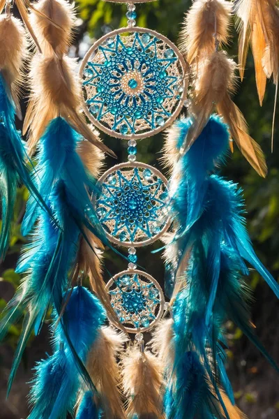 Handgemaakte dream catcher met veren threads en kralen touw hangend — Stockfoto