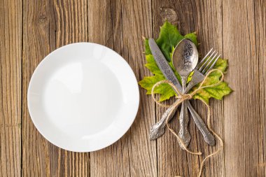Şükran yemek tabağı çatal, bıçak ve sonbahar rustik ahşap masa arka plan üzerinde bırakır. Üstten Görünüm, kopya alanı