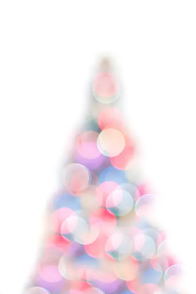 Різдвяна ялинка з фокусу на білому тлі. Рефлекси боке, що повторюють форму трикутної форми — стокове фото