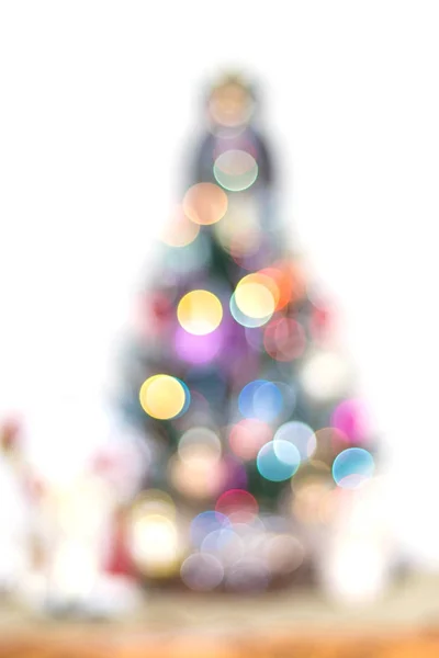 Karácsonyi fenyő fa egy fehér háttér életlen. Reflexek bokeh, megismételve az alakja, háromszög alakú — Stock Fotó