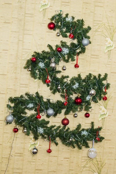 Juldekoration i form av den ursprungliga granen på väggen — Stockfoto