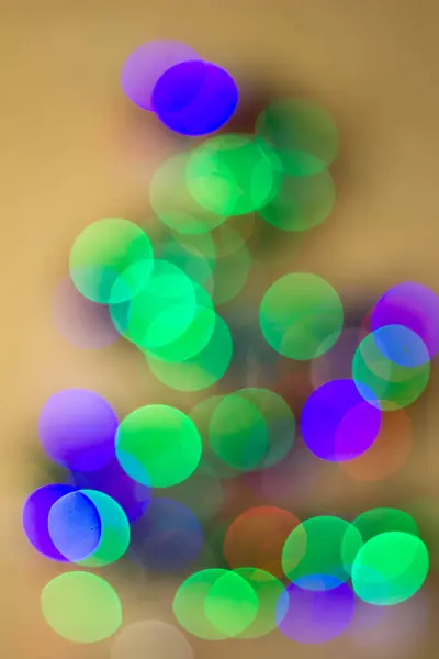 Árbol de abeto de Navidad fuera de foco sobre un fondo blanco. Reflejos bokeh, repitiendo la forma de forma triangular —  Fotos de Stock