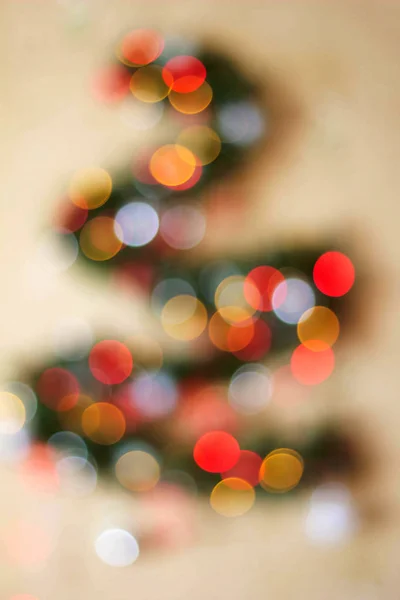 Karácsonyi fenyő fa egy fehér háttér életlen. Reflexek bokeh, megismételve az alakja, háromszög alakú — Stock Fotó