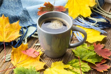 Natürmort ekose ile bir fincan kahve ve sonbahar yaprakları