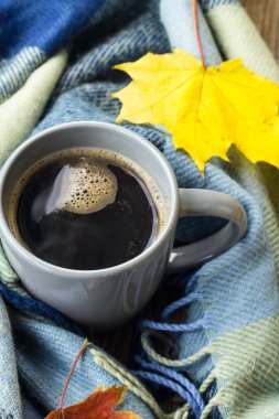 Natürmort ekose ile bir fincan kahve ve sonbahar yaprakları