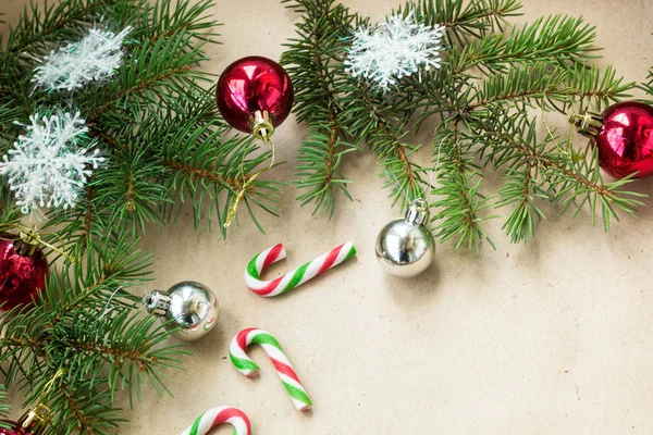 Festlig jul gränsen med röd och silver bollar på fir grenar och snöflingor på rustika beige bakgrund — Stockfoto