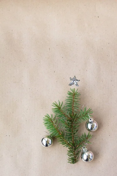 Árvore de Natal feita de ramos de abeto e decorações de prata. Natal, inverno, conceito de ano novo. Deitado plano, vista superior — Fotografia de Stock