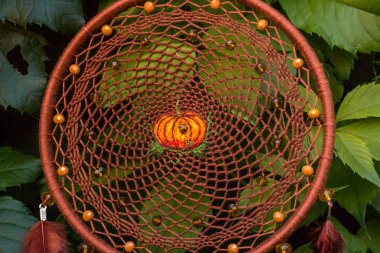El yapımı rüya yakalayıcı iple asılı tüyler konu ve boncuk