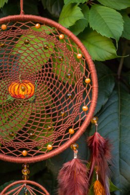 El yapımı rüya yakalayıcı iple asılı tüyler konu ve boncuk