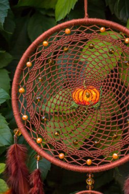 El yapımı rüya yakalayıcı iple asılı tüyler konu ve boncuk