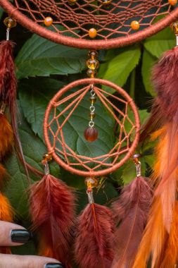 El yapımı rüya yakalayıcı iple asılı tüyler konu ve boncuk