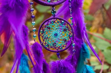 El yapımı rüya yakalayıcı iple asılı tüyler konu ve boncuk