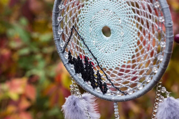 Atrapasueños hecho a mano con hilos de plumas y cuentas de cuerda colgando —  Fotos de Stock