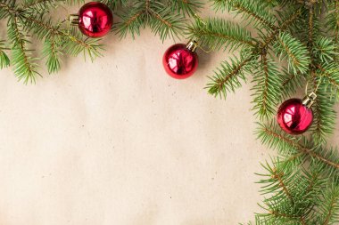 Köknar ağacı dalları kırmızı Noel topları ile sınır kopya alanı ile bir rustik tatil arka plan karesinde olarak dekore edilmiş