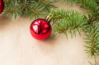 Köknar ağacı dalları kırmızı Noel topları ile sınır kopya alanı ile bir rustik tatil arka plan karesinde olarak dekore edilmiş