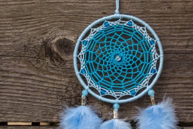 El yapımı rüya yakalayıcı iple asılı tüyler konu ve boncuk