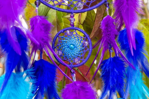 Handgemaakte dream catcher met veren threads en kralen touw hangend — Stockfoto