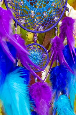 El yapımı rüya yakalayıcı iple asılı tüyler konu ve boncuk