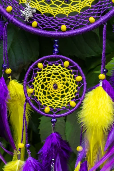 Handgemachter Traumfänger mit Federfäden und Perlen am Seil — Stockfoto