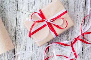 Kutlama kavramı - kraft araçlar ahşap arka plan üzerinde kağıt ambalaj, Ambalaj kağıtları, el yapımı mevcut kutusunda ile ayarla.