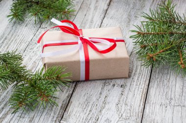 Noel hediye ve köknar ağacı Beyaz ahşap masa üzerinde arka plan. Kopya alanı ile Üstten Görünüm.