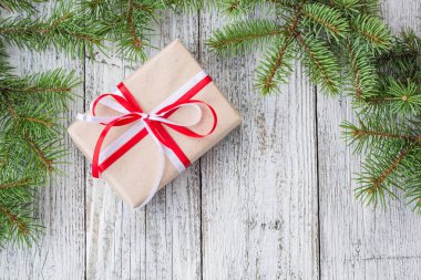 Noel hediye ve köknar ağacı Beyaz ahşap masa üzerinde arka plan. Kopya alanı ile Üstten Görünüm.