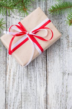 Noel hediye ve köknar ağacı Beyaz ahşap masa üzerinde arka plan. Kopya alanı ile Üstten Görünüm.