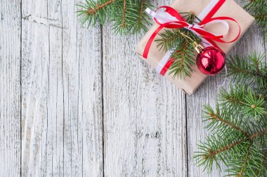 Noel süslemeleri ve hediye kutuları Beyaz ahşap tahta üzerinde arka plan