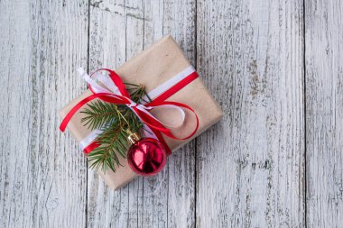 Noel süslemeleri ve hediye kutuları Beyaz ahşap tahta üzerinde arka plan