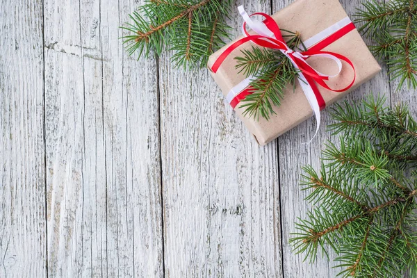 圣诞节背景与礼物和冷杉树在白色木桌。具有复制空间的顶部视图. — 图库照片